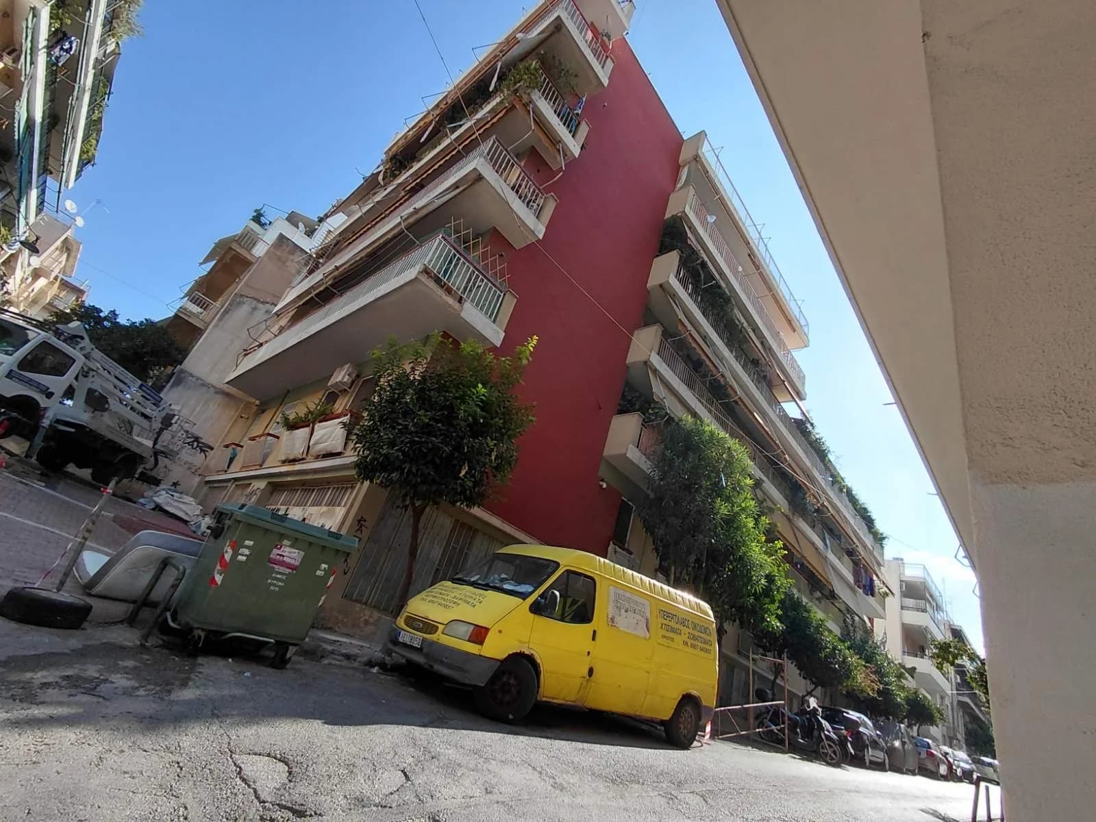 Λήψη δρόμου από πλήρως ολοκληρωμένη όψη κτιρίου.