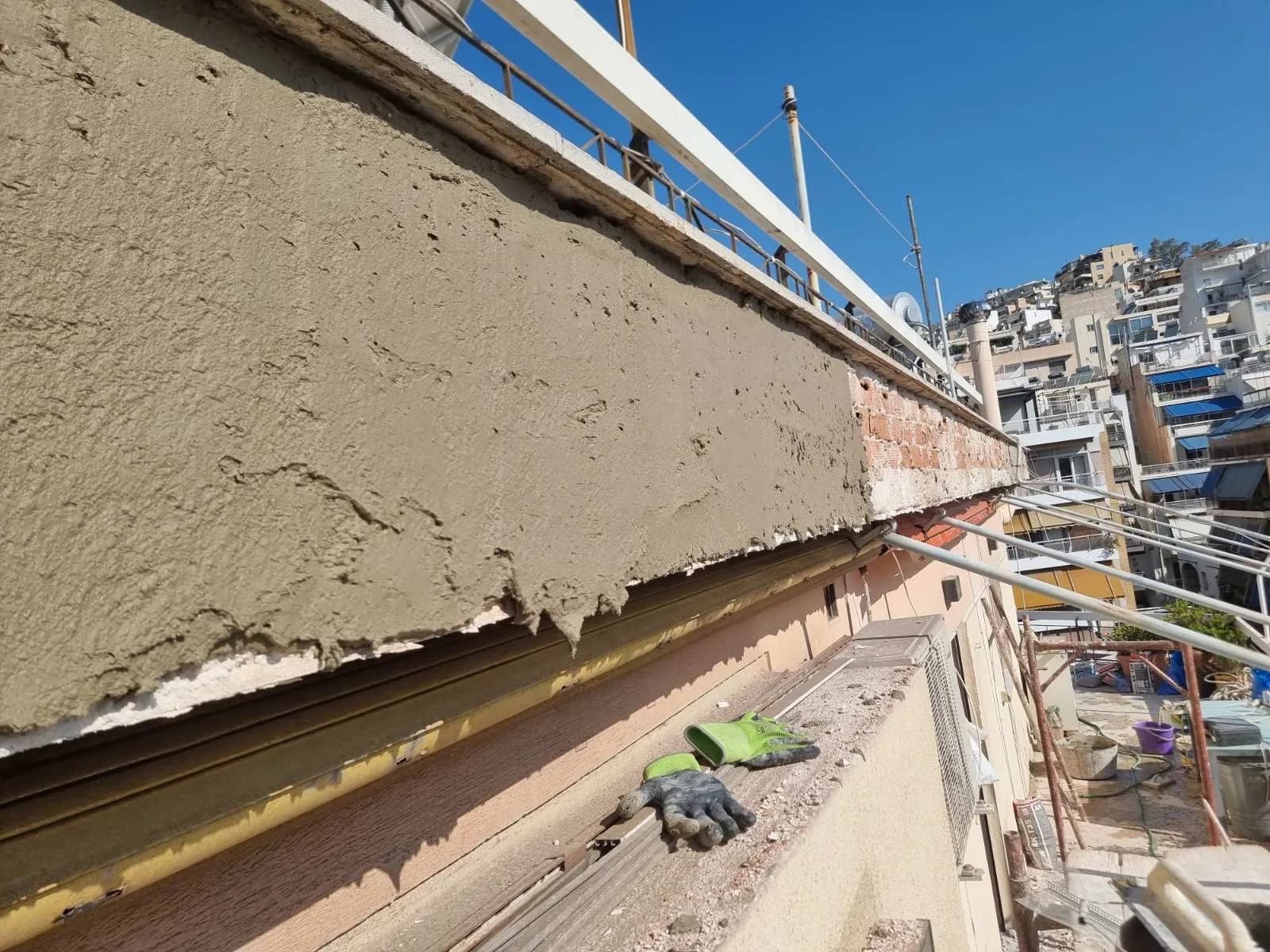 Φρέσκια ζώνη αποκατάστασης κατά μήκος της γραμμής του μπαλκονιού.