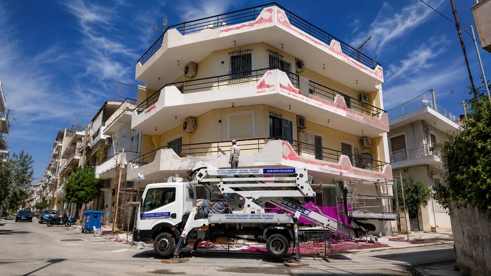 Επισκευή μετώπων και στηθαίων πολυκατοικίας με καλαθοφόρο.
