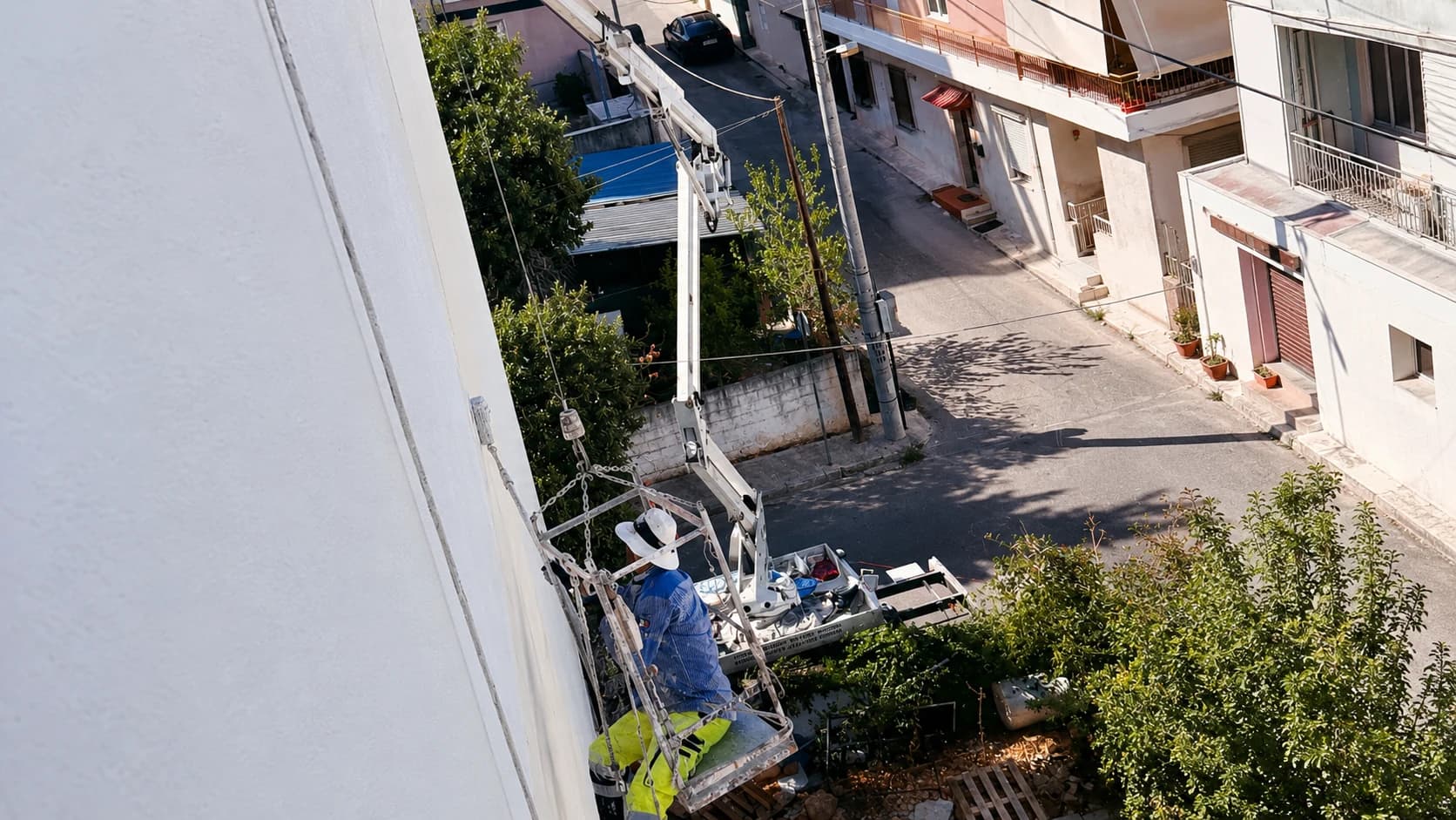 Εφαρμογή χρώματος σε εξωτερική όψη κτιρίου.